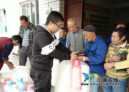 叙永大石乡旺龙村开展重阳节慰问老人活动(图1)