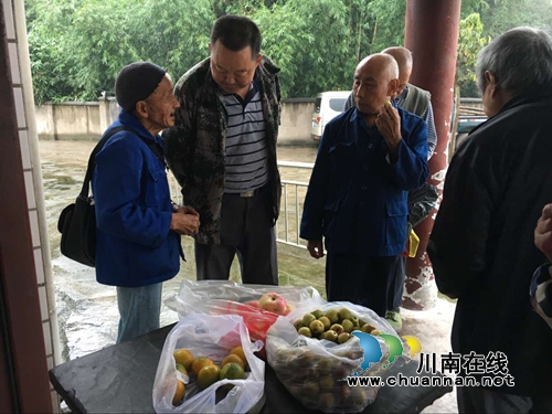 叙永大石乡旺龙村开展重阳节慰问老人活动(图4)