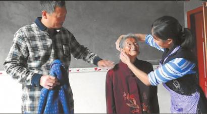 宜宾孝子村支书 让“捡”来的老人活到120岁(图1) 宜宾孝子村支书 让“捡”来的老人活到120岁(图1)