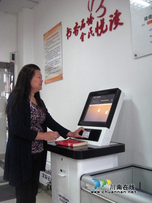 四川首家“智能农家书屋”落户泸州石岭村(图1) 四川首家“智能农家书屋”落户泸州石岭村(图1)