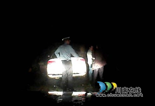 泸县海潮：醉汉卧路危险&nbsp;民警解危送其归家(图1)