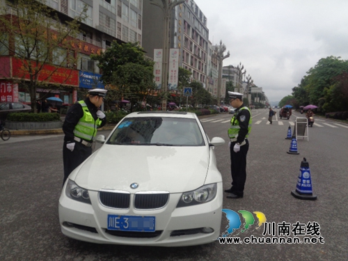 泸县交警大力维护城区交通安全秩序(图1) 泸县交警大力维护城区交通安全秩序(图1)
