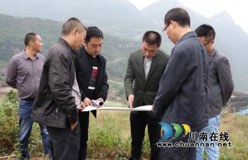 郑传辉下乡督查“双挂钩”及地灾搬迁聚居点建设情况(图1)