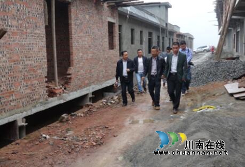 郑传辉下乡督查“双挂钩”及地灾搬迁聚居点建设情况(图2)