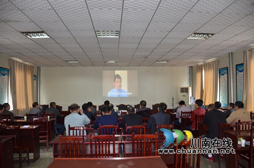 川煤芙蓉威鑫煤业观看《贪欲打开坠落之门》警示教育片(图1)