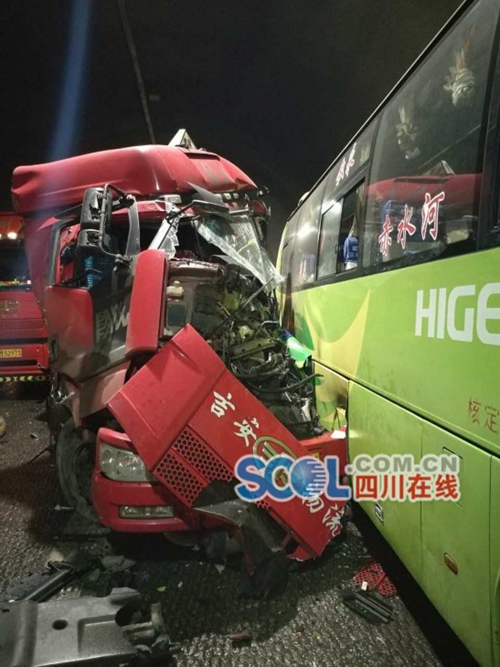 泸州叙岭关隧道罐车追尾客车 造成1死1伤(图1) 泸州叙岭关隧道罐车追尾客车 造成1死1伤(图1)