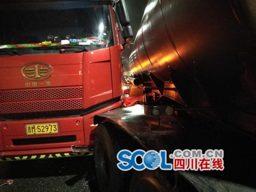 泸州叙岭关隧道罐车追尾客车 造成1死1伤(图3) 泸州叙岭关隧道罐车追尾客车 造成1死1伤(图3)