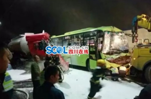 泸州叙岭关隧道罐车追尾客车 造成1死1伤(图2) 泸州叙岭关隧道罐车追尾客车 造成1死1伤(图2)