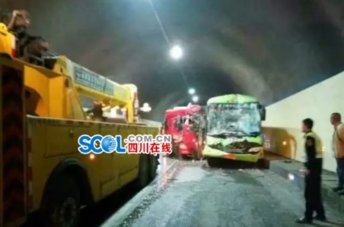 泸州叙岭关隧道罐车追尾客车 造成1死1伤(图4) 泸州叙岭关隧道罐车追尾客车 造成1死1伤(图4)