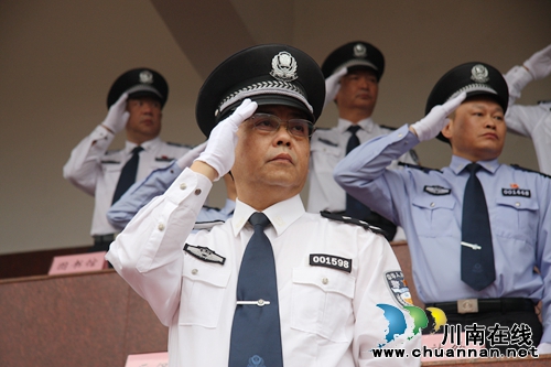 四川警院举行2016级普通本科生军训汇报演练(图8)