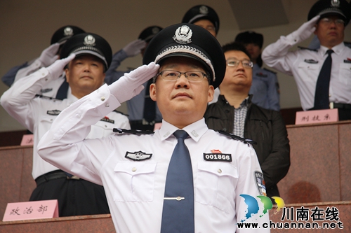 四川警院举行2016级普通本科生军训汇报演练(图6)