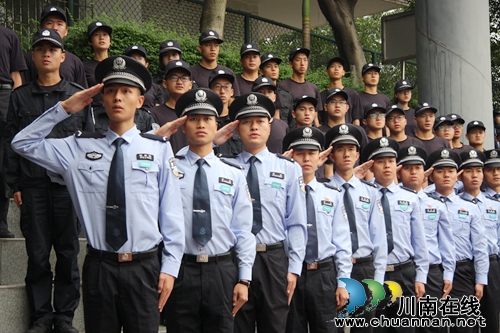 四川警院举行2016级普通本科生军训汇报演练(图2)
