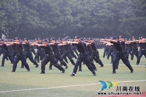 四川警院举行2016级普通本科生军训汇报演练(图10)