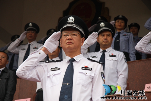 四川警院举行2016级普通本科生军训汇报演练(图7)