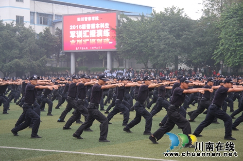 四川警院举行2016级普通本科生军训汇报演练(图17)