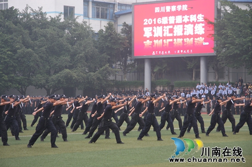 四川警院举行2016级普通本科生军训汇报演练(图16)