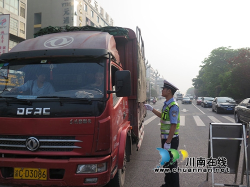 泸县交警大队强力推进货车交通违法整治行动(图2)