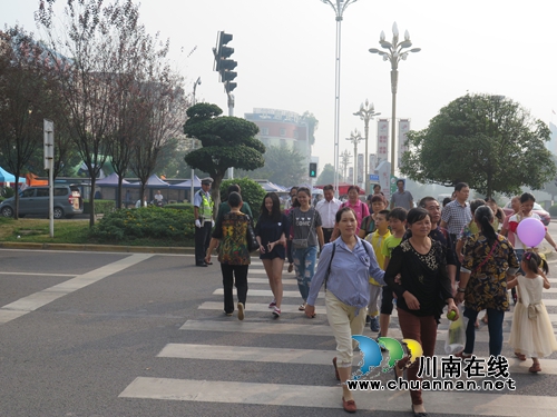 泸县交警开展“礼让斑马线，文明在身边”&nbsp;宣传活动(图2)