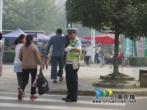 泸县交警开展“礼让斑马线，文明在身边”&nbsp;宣传活动(图1)
