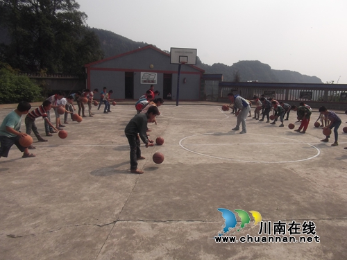 纳溪龙车鼓楼山小学开展丰富多彩的社团活动(图1)