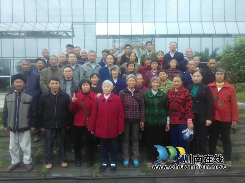 泸州市“新乡贤”陈凤兰自费组织老年人秋游活动(图1)