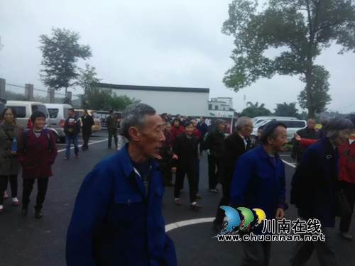 泸州市“新乡贤”陈凤兰自费组织老年人秋游活动(图2)