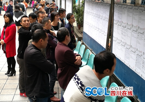 宜宾“双创周”招聘会&nbsp;1500余名求职者进场求职(图1)