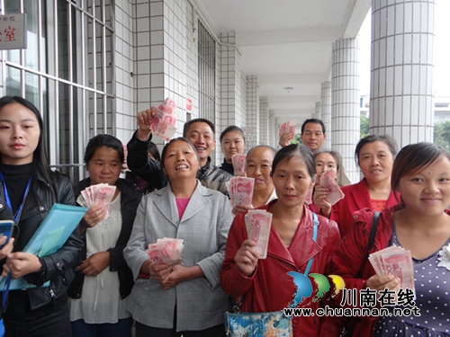 叙永县马岭中学校召开建档立卡精准扶贫家长会(图2)