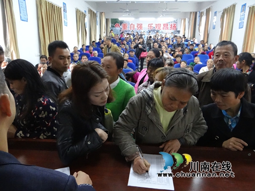 叙永县马岭中学校召开建档立卡精准扶贫家长会(图1)