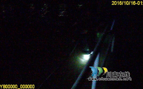 泸州两男子深夜被困江中 海事人员电筒照射救人(图2) 泸州两男子深夜被困江中 海事人员电筒照射救人(图2)