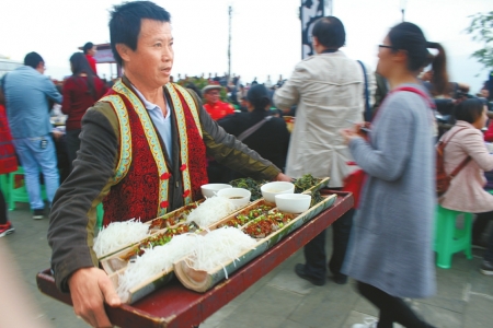 “长竹宴”亮相宜宾兴文首届乌骨鸡美食文化节(图1)