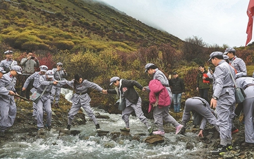 【网络媒体走转改】攀登雪山红路传承长征精神(图1) 【网络媒体走转改】攀登雪山红路传承长征精神(图1)