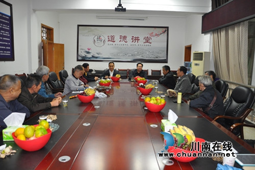 合江县虎头镇召开重阳节法治座谈会(图1)