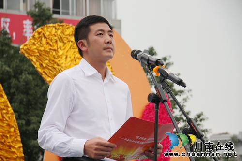 助力3万人“摘帽”&nbsp;泸县举行扶贫捐赠义演(图2)