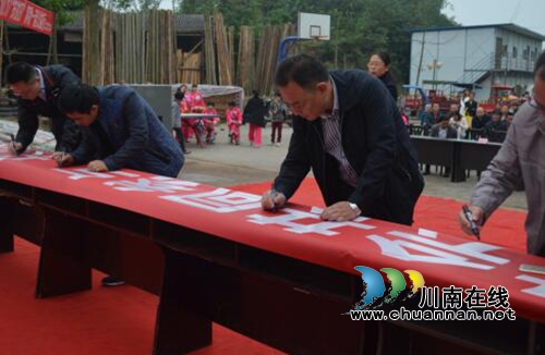 宜宾留宾乡举行扶贫日现场募捐活动(图2)