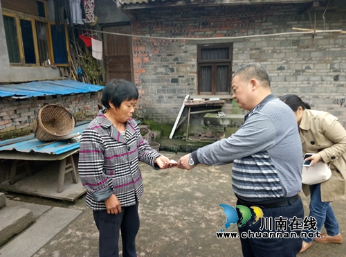 泸县云龙司法所走访慰问困难社区矫正人员(图1)