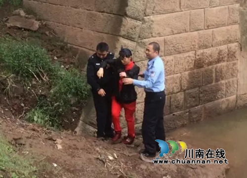 合江:女子河中欲轻生 民警苦劝2小时拉上岸(图1) 合江:女子河中欲轻生 民警苦劝2小时拉上岸(图1)