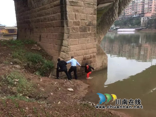 合江:女子河中欲轻生 民警苦劝2小时拉上岸(图2) 合江:女子河中欲轻生 民警苦劝2小时拉上岸(图2)