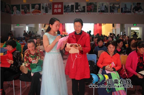 华阳街道：创文演出进社区&nbsp;群众踊跃参与(图2)