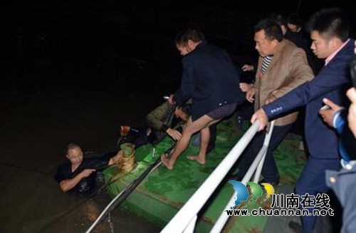 泸州男子落水命悬一线&nbsp;长航民警入江惊险救人(图1)