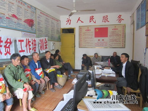 泸县潮河镇：“农技大餐”助力贫困户脱贫攻坚(图1)