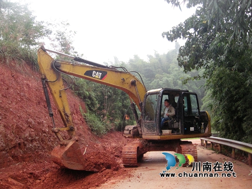 泸州纳溪：拓宽公路助力精准脱贫(图1)