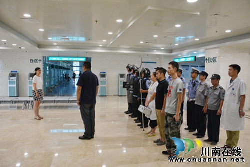 西南医大安保部开展实战化反恐防暴应急演练(图1)