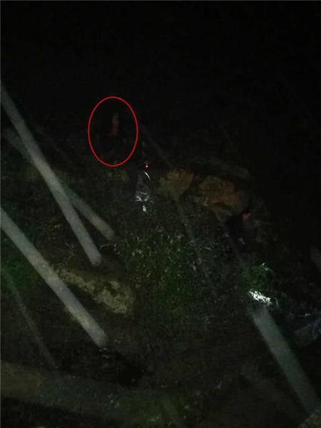 泸州女子与丈夫发生矛盾 凌晨爬上山崖欲寻短见(图1) 泸州女子与丈夫发生矛盾 凌晨爬上山崖欲寻短见(图1)