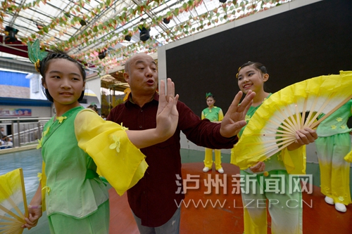 泸州1500多名留守儿童组成艺术团 张德高任团长(图1) 泸州1500多名留守儿童组成艺术团 张德高任团长(图1)