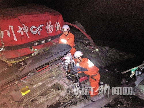 内威荣高速:大货车撞上护栏 司机当场遇难(图1) 内威荣高速:大货车撞上护栏 司机当场遇难(图1)