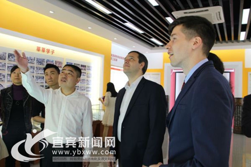 俄罗斯艺术家到宜宾市三中开展文化艺术交流(图1) 俄罗斯艺术家到宜宾市三中开展文化艺术交流(图1)