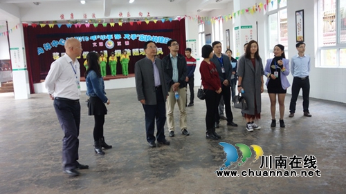 叙永向林小学：喜迎创建省级文明单位工作验收(图1)