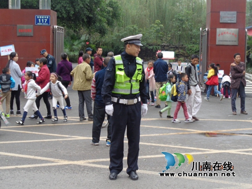 泸县交警“护学岗” 撑起师生交通“平安伞”(图1) 泸县交警“护学岗” 撑起师生交通“平安伞”(图1)
