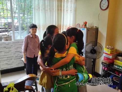 大山坪街道麻柳湾社区开展慰问困难母亲关爱活动(图1)